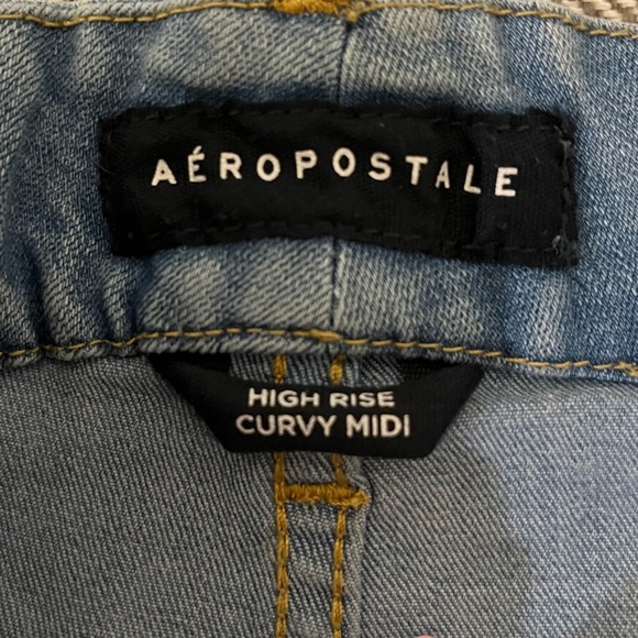 High rise, curvy midi light blue jean shorts - Picture 3 of 5